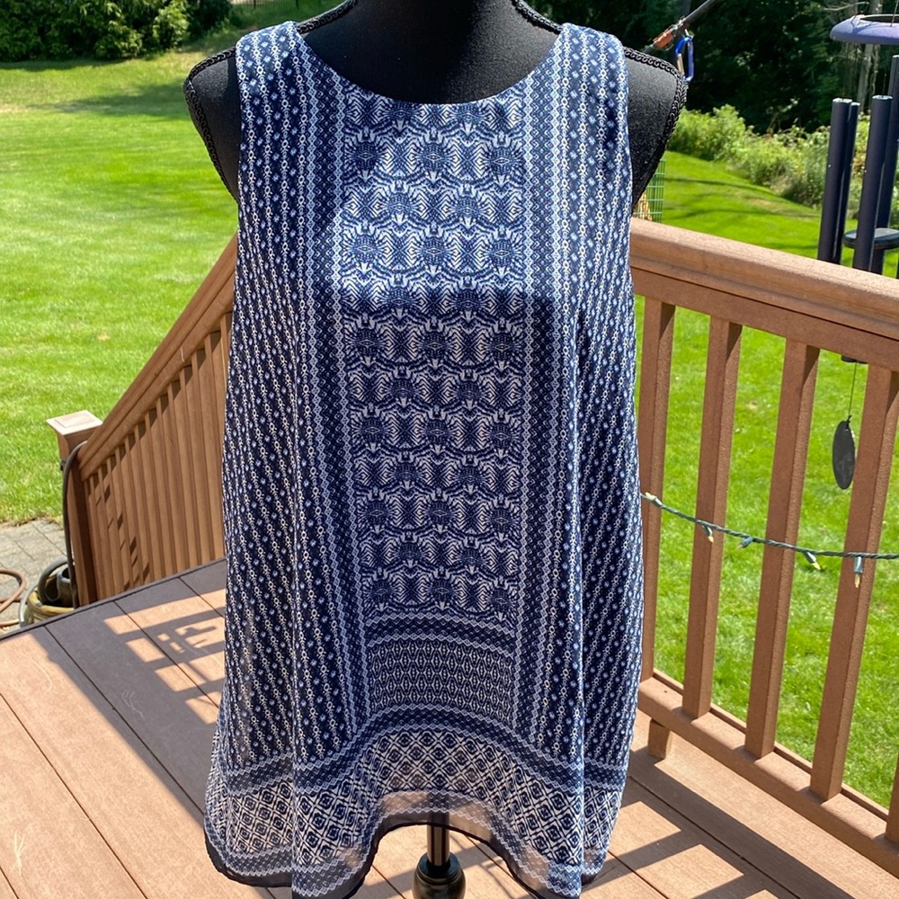 Navy Max Studio geometric patter sleeveless top. Size L.